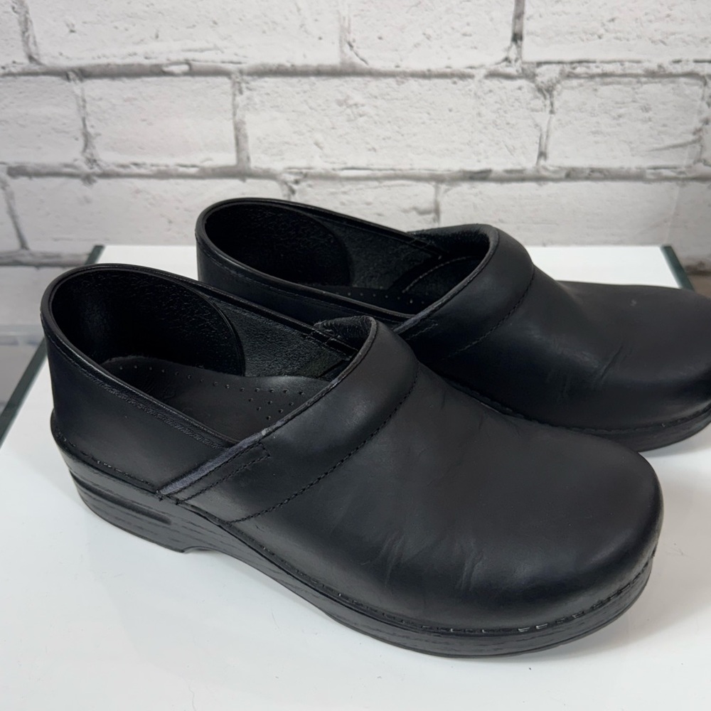 Dansko Matte Black Clog Professional Classic Size 40 (size 9-9.5) Nursing Clogs - Picture 2 of 11